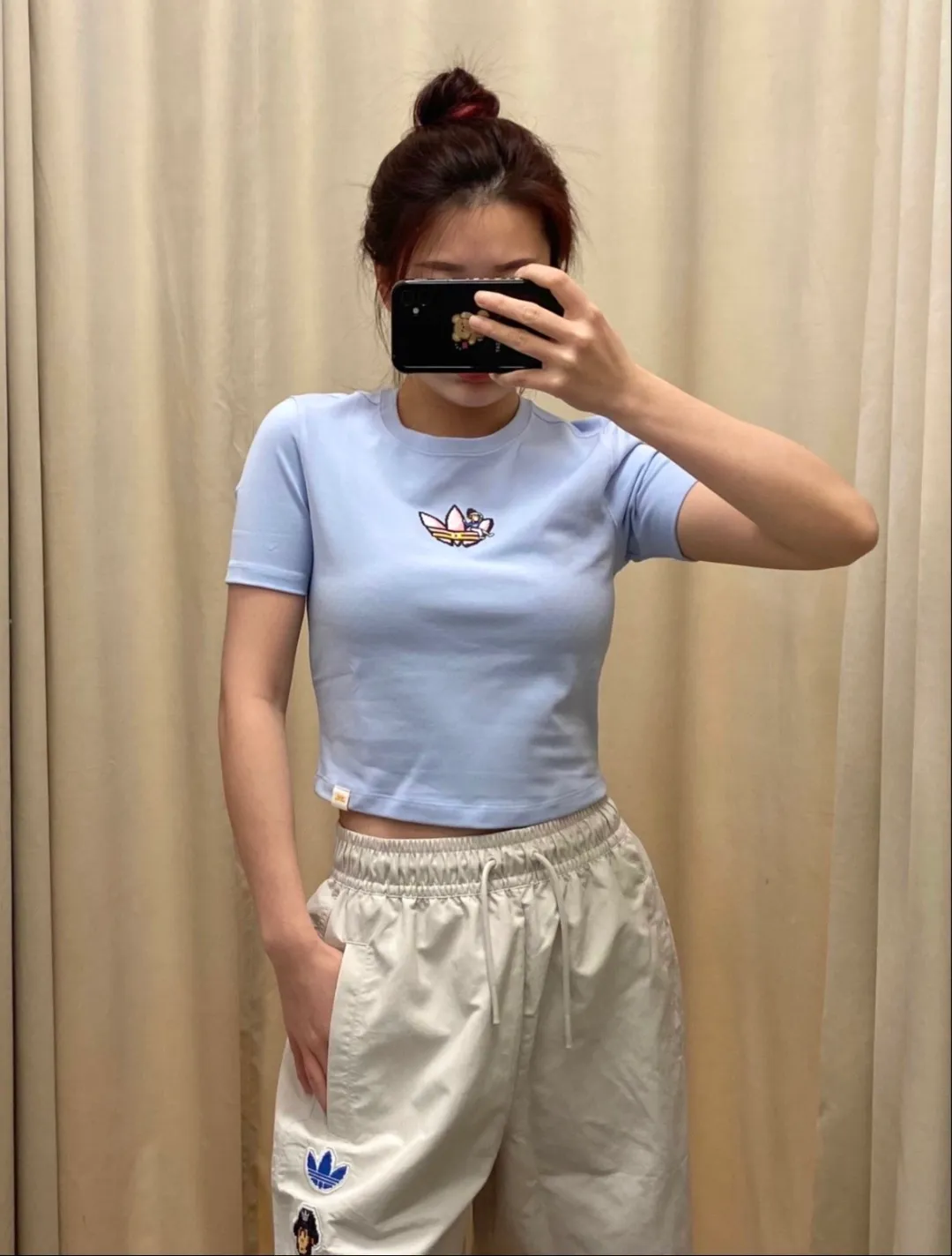 No watermark upper body renderings 𝟬𝟱𝟰𝟰𝟵# Exclusive real shot/difference between various stolen pictures and online version on the market [Adidas joint model for men and women Same Style𝗔𝗱𝗶𝗱𝗮𝘀/Adidas clover 𝘅 𝗠𝗼𝗻𝗸𝗲𝘆 𝗞𝗶𝗻𝗴𝗱𝗼𝗺 Joint Series 𝗪𝗼𝘃𝗲𝗻 𝗦𝗵𝗼𝗿𝘁𝘀】 Embroidered 𝗟𝗼𝗴𝗼 Drawstring Lace-Up casual sports casual shorts ✅Full set of 1:1 customized accessories ➕Customized three-label ➕𝗬𝘂𝗮𝗻 version hang tag ➕𝗹𝗼𝗴𝗼 packaging bag🔥 ➕Scan the tag to enter the official website. ✅The top version, worn by many bloggers on Xiaohongshu ins. 💥Excellent woven fabric, smooth to the touch, quick-drying, perspiration-wicking, lightweight, breathable, anti-wrinkle, highly elastic and non-deformable, making the upper body super stylish and cool. Very comfortable in the hot summer! ✅Simple and atmospheric! Ordered from a major factory, the three standards are complete. Both the fabric and workmanship details are absolutely top-notch. The three-dimensional tailoring makes the upper body appear slimmer. In the hot and long summer, it is strongly recommended that you have two, it is a must buy! Size: S.M, L, XL, Color: Black, White